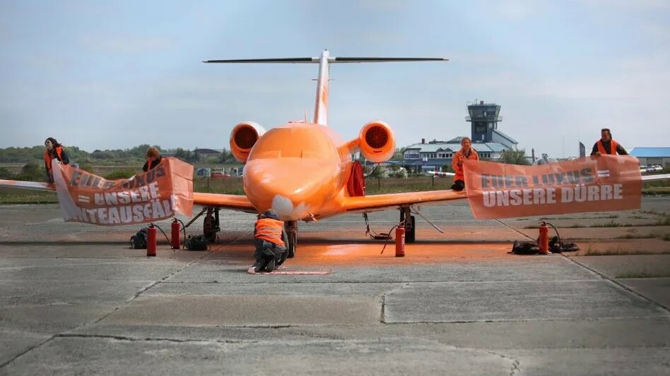 Aktivi von Letzte Generation haben einen Privatjet orange angemalt